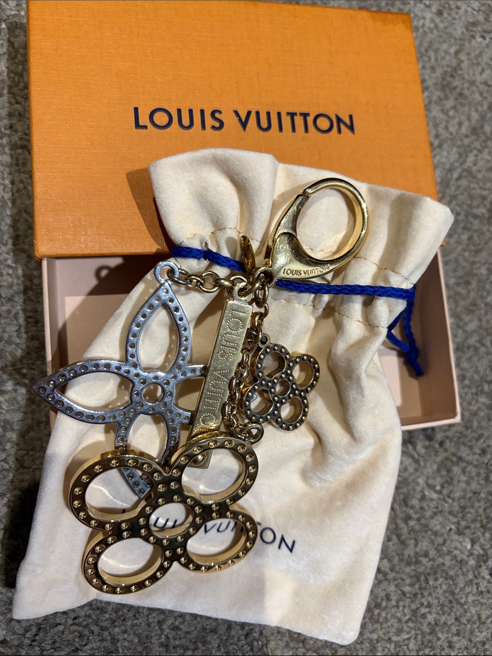 Louis Vuitton Mixed Gold and Silver Flower Metal Tapage Key Charm - Picture 5 of 7